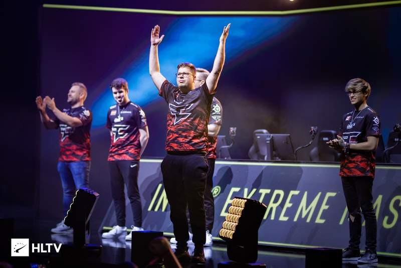 大事即将发生？蝎子王Yike疯狂抓住了他的兄弟 Canna 并取得了3次击杀。 Top Esports 在第一场比赛中输给了KC