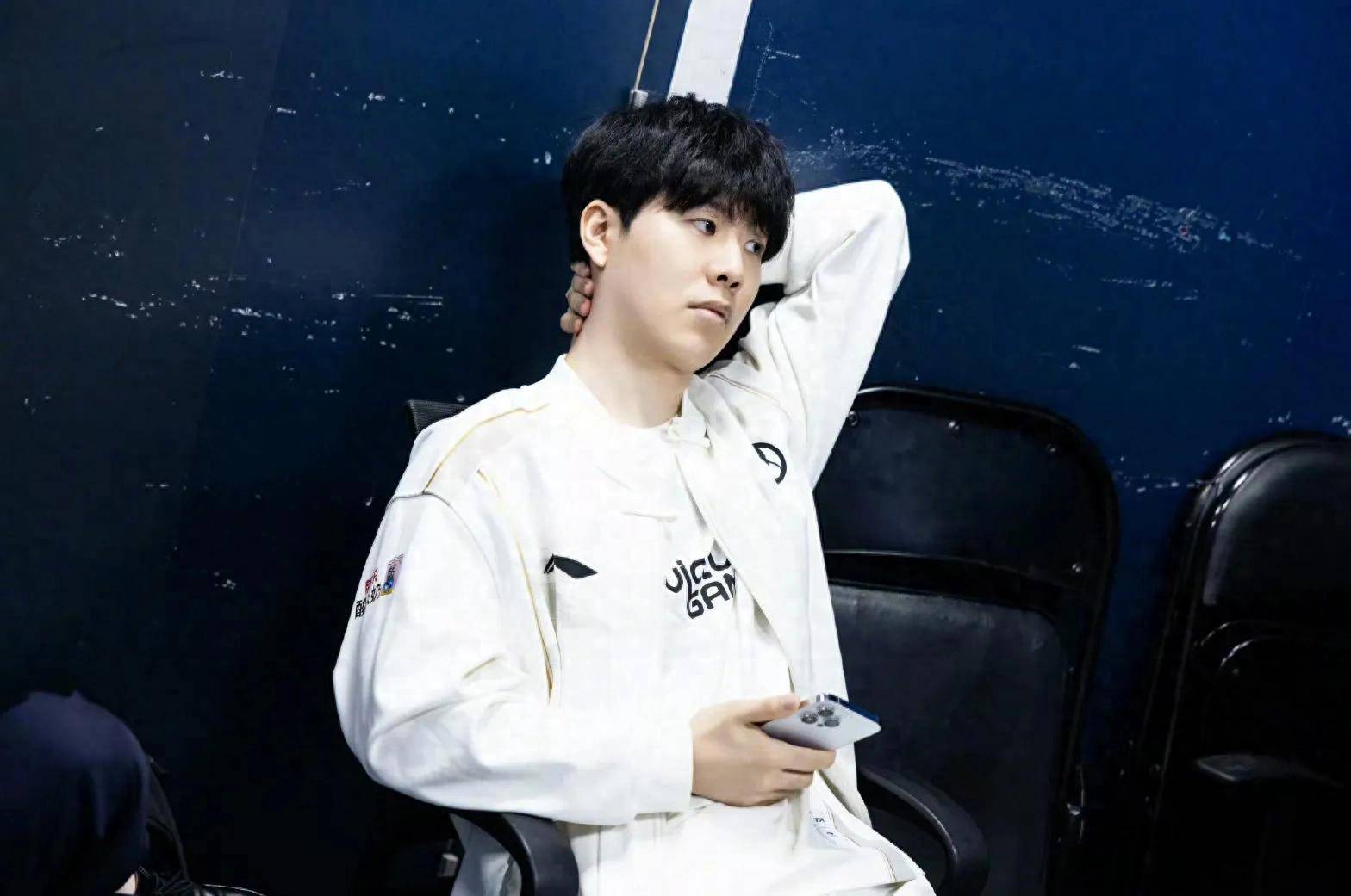 LNG Esports 的首发阵容今天：上路选手 ZIKA ，中路选手 haichao ，下路选手 Photic