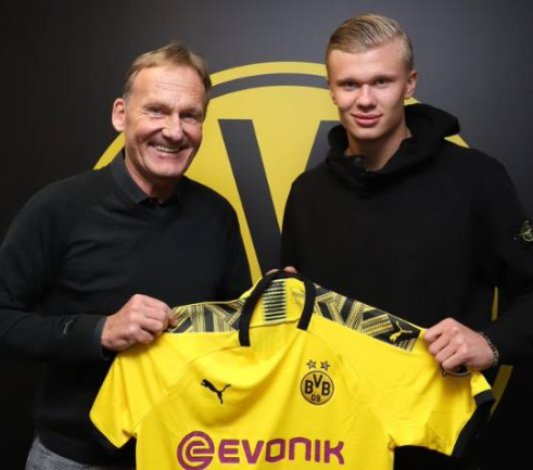 WBG晒欧洲旅游照：开心点赞 全员表情轻松~~