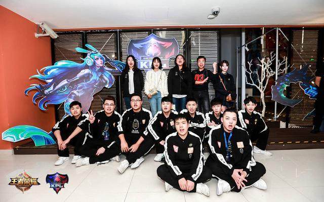 Zeka 真的是个聪明的家伙！在莎士比亚比赛中， Hanwha Life Esports 做出了决定性的决策，赢得了比赛，并在混乱中击败了 Nongshim RedForce 。